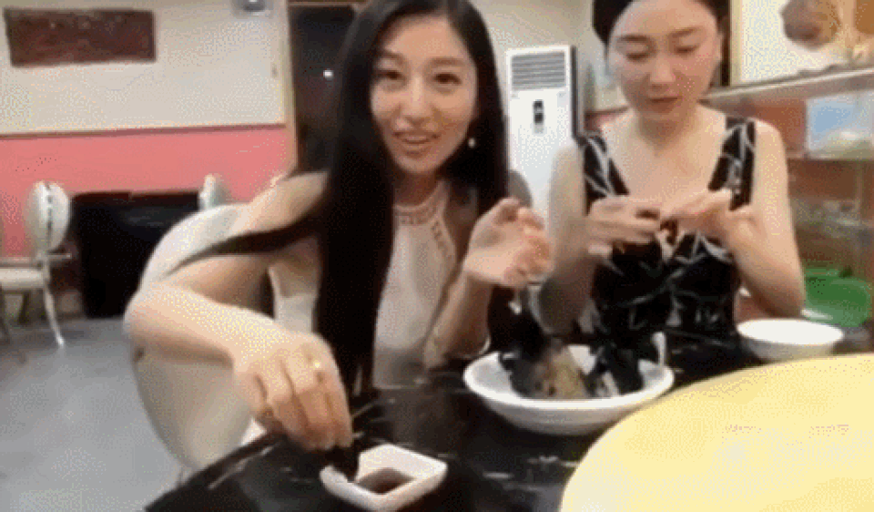 Video cô gái ăn súp dơi gây phẫn nộ giữa cơn bão dịch virus corona - 3 Video cô gái ăn súp dơi gây phẫn nộ giữa cơn bão dịch virus corona - 3