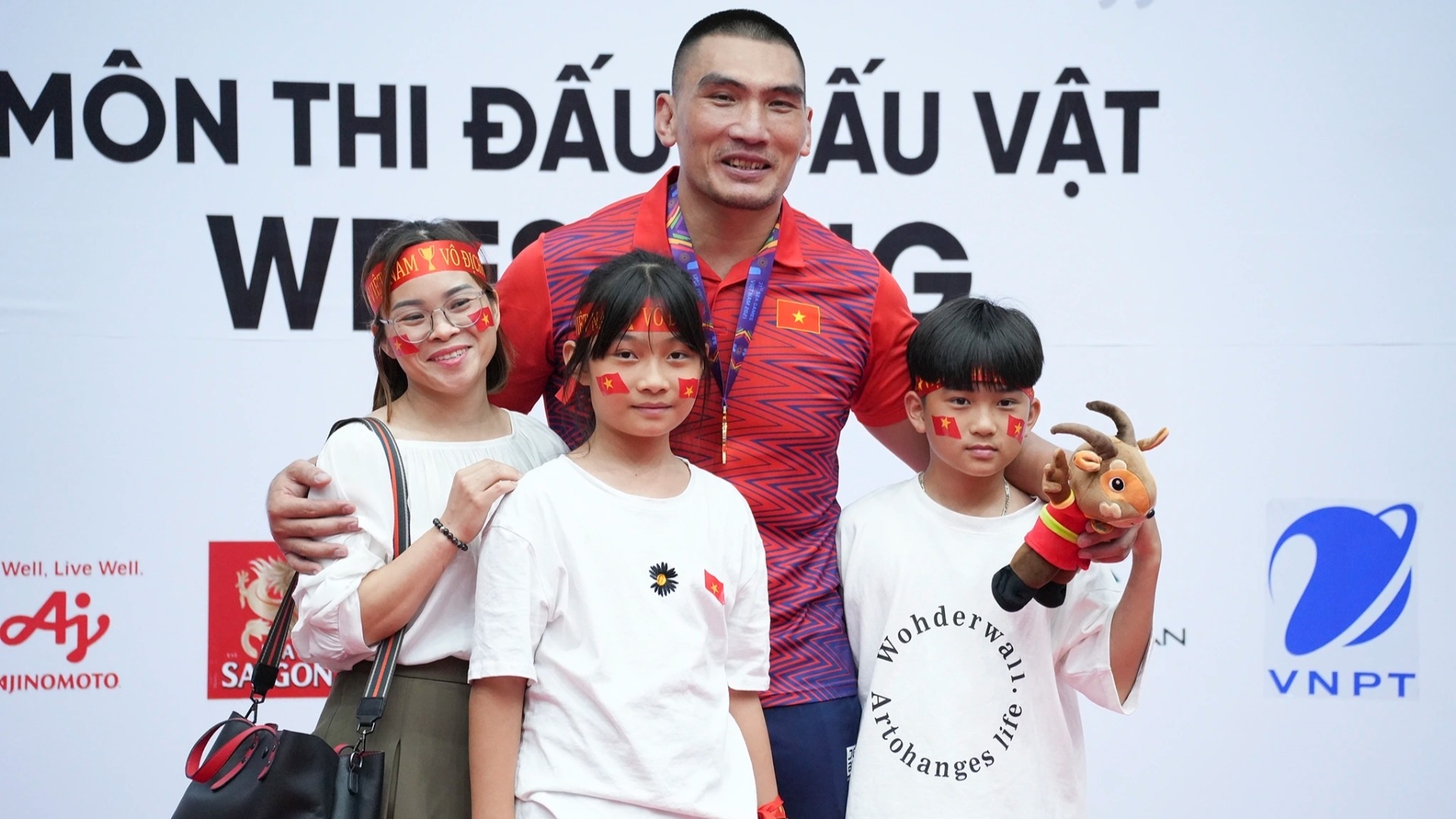 Chuyện tình đô vật Lạng Sơn 5 lần vô địch SEA Games với người vợ kém 77kg