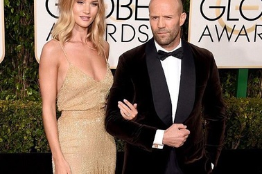 Siêu mẫu áo tắm Anh đính hôn với nam diễn viên gợi tình