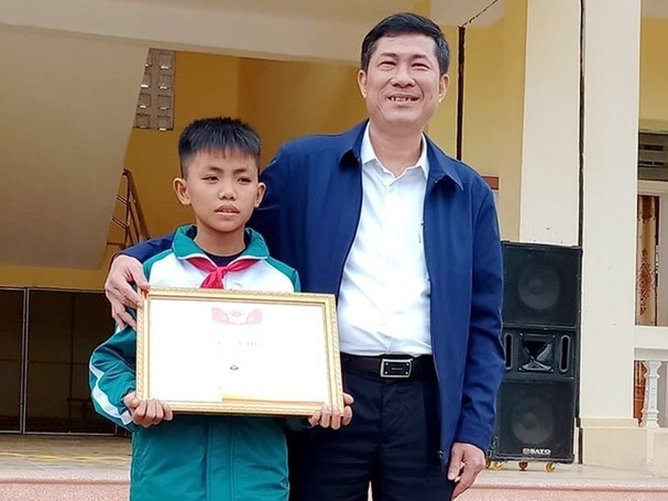 Khen thưởng học sinh nhặt được lắc vàng, trả lại người đánh mất - 1 Khen thưởng học sinh nhặt được lắc vàng, trả lại người đánh mất - 1