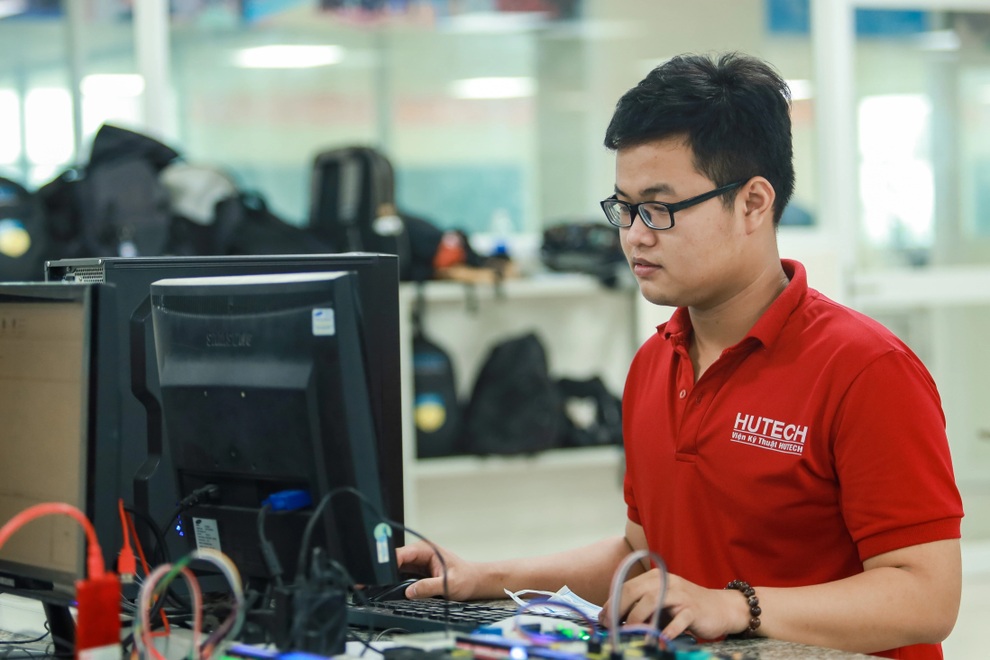 Học online như tổ chức trận đá bóng, nhiều sinh viên sẽ bị bỏ lại phía sau - 1 Học online như tổ chức trận đá bóng, nhiều sinh viên sẽ bị bỏ lại phía sau - 1