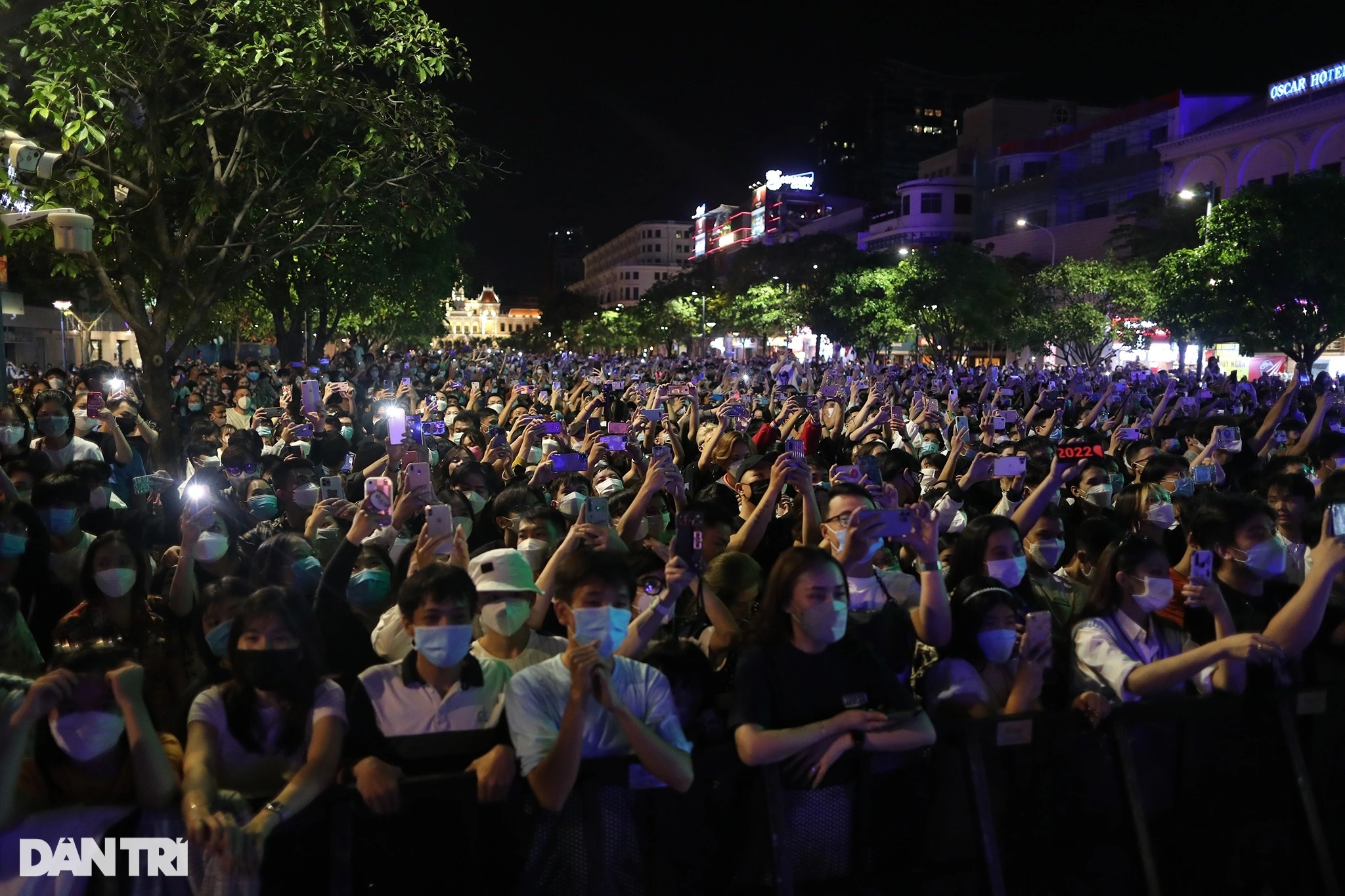 Biển người đón countdown ở TPHCM, Hà Nội ảm đạm thời khắc qua năm mới - 2 Biển người đón countdown ở TPHCM, Hà Nội ảm đạm thời khắc qua năm mới - 2