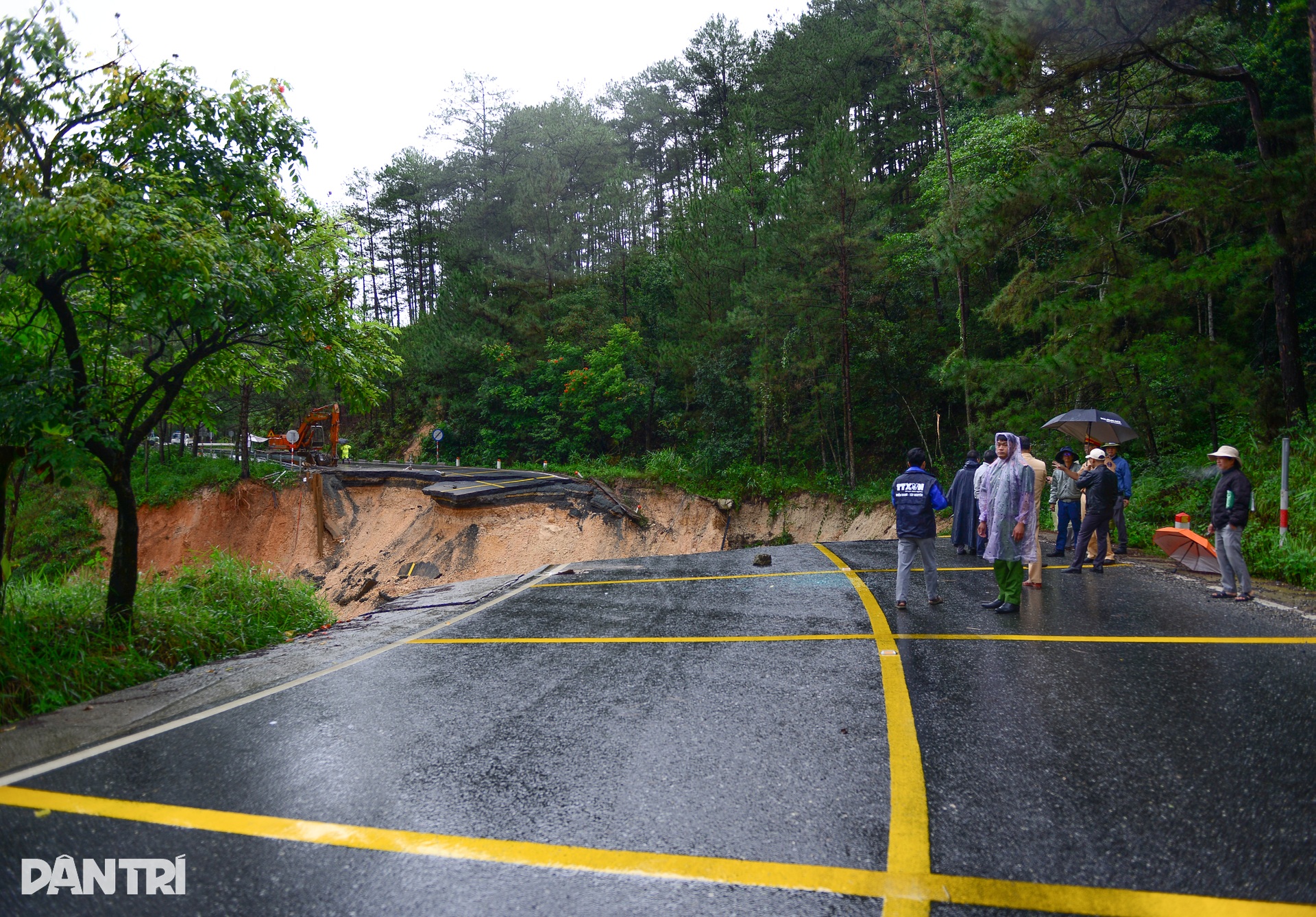 Đèo Mimosa bị “xé đôi”, giao thông cửa ngõ Đà Lạt tê liệt - 4 Đèo Mimosa bị “xé đôi”, giao thông cửa ngõ Đà Lạt tê liệt - 4