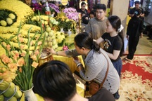 Người dân TPHCM xếp hàng thắp hương tưởng nhớ Tổng Bí thư Nguyễn Phú Trọng