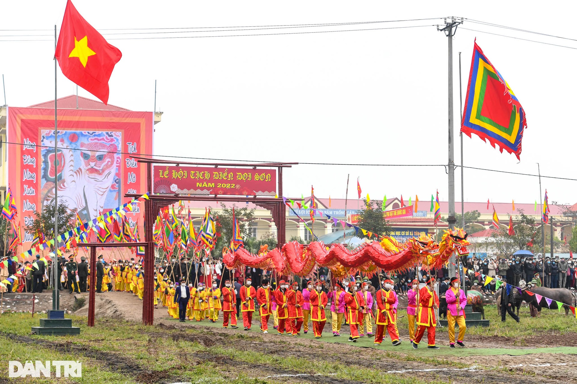 Chủ tịch nước lội ruộng, dắt trâu đi cày đầu năm ở lễ hội Tịch điền - 1 Chủ tịch nước lội ruộng, dắt trâu đi cày đầu năm ở lễ hội Tịch điền - 1