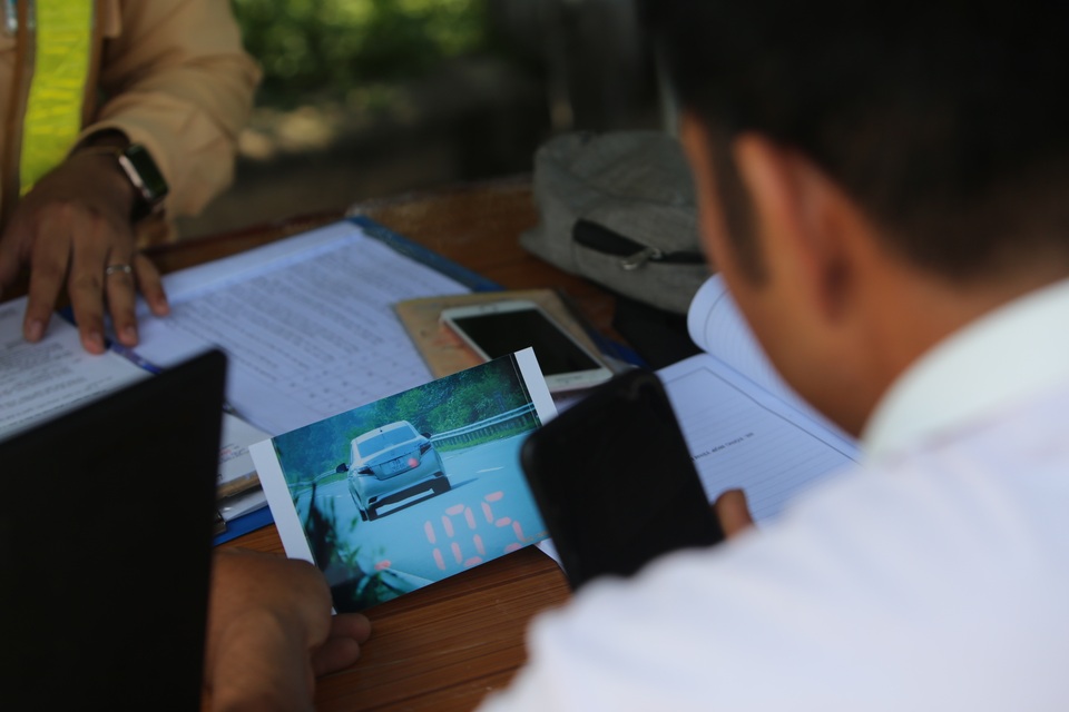 Cảnh sát triển khai mẫu test nhanh ma túy trên cao tốc Nội Bài - Lào Cai - 5 Cảnh sát triển khai mẫu test nhanh ma túy trên cao tốc Nội Bài - Lào Cai - 5
