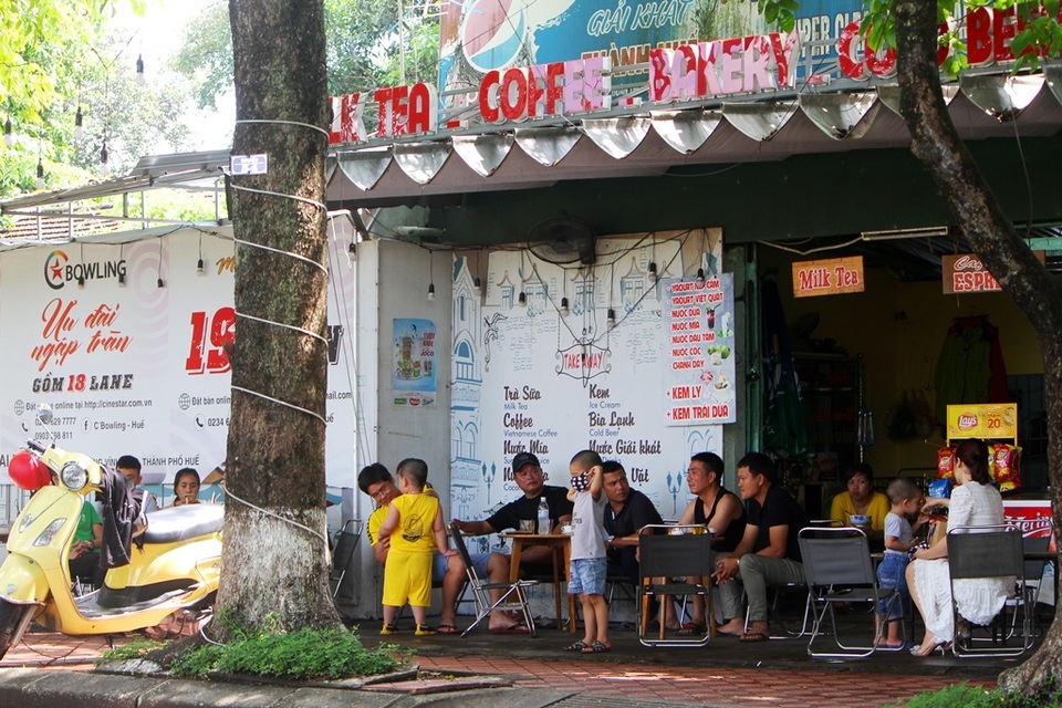 Rất nhiều người dân, du khách tham quan di tích Huế ngày 30/4 - 21 Rất nhiều người dân, du khách tham quan di tích Huế ngày 30/4 - 21