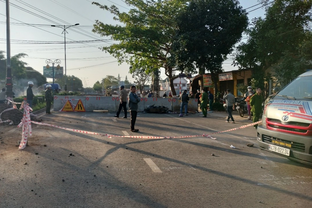 Tông vào dải bê tông chắn ngang đường, thanh niên tử vong tại chỗ - 2 Tông vào dải bê tông chắn ngang đường, thanh niên tử vong tại chỗ - 2