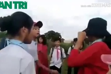 2 nữ sinh đánh nhau, cả nhóm bạn đứng ngoài… cổ vũ và chửi bậy