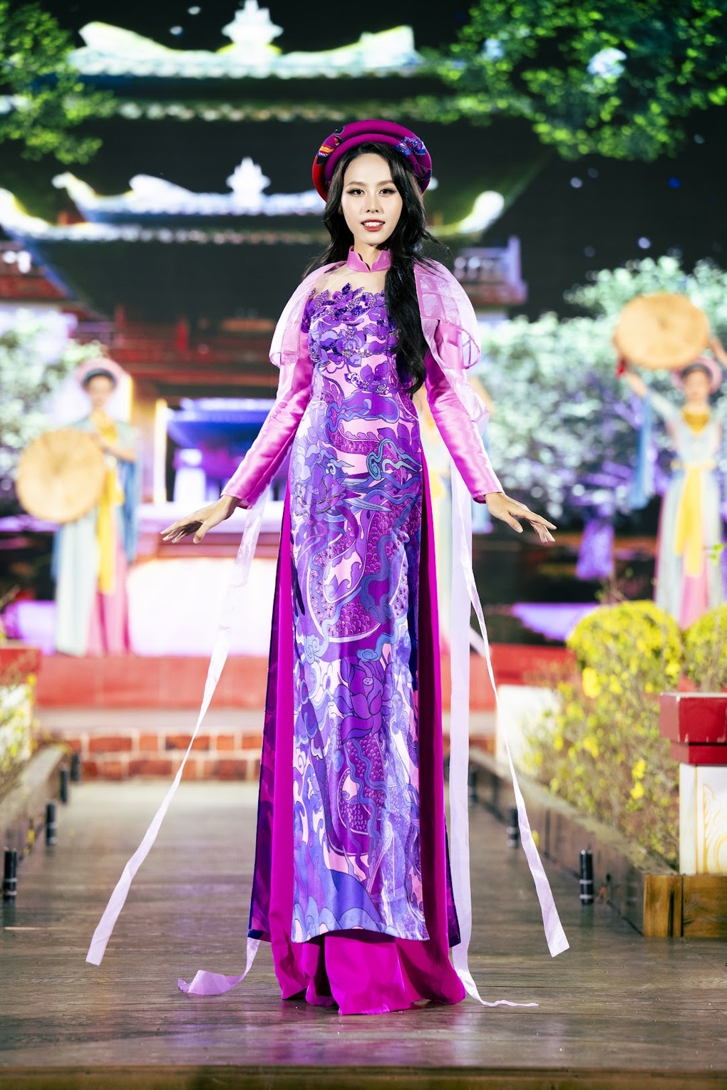 Hoa hậu Bảo Ngọc, Lê Hoàng Phương diện áo dài rực rỡ sắc xuân - 4 Hoa hậu Bảo Ngọc, Lê Hoàng Phương diện áo dài rực rỡ sắc xuân - 4