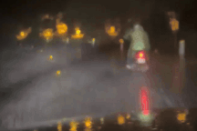 Tài xế Hà Nội soi đèn suốt 10km đường đèo giúp xe máy trong cơn mưa tầm tã