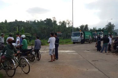 Bãi rác hết “chỗ chứa”, người dân lãnh đủ