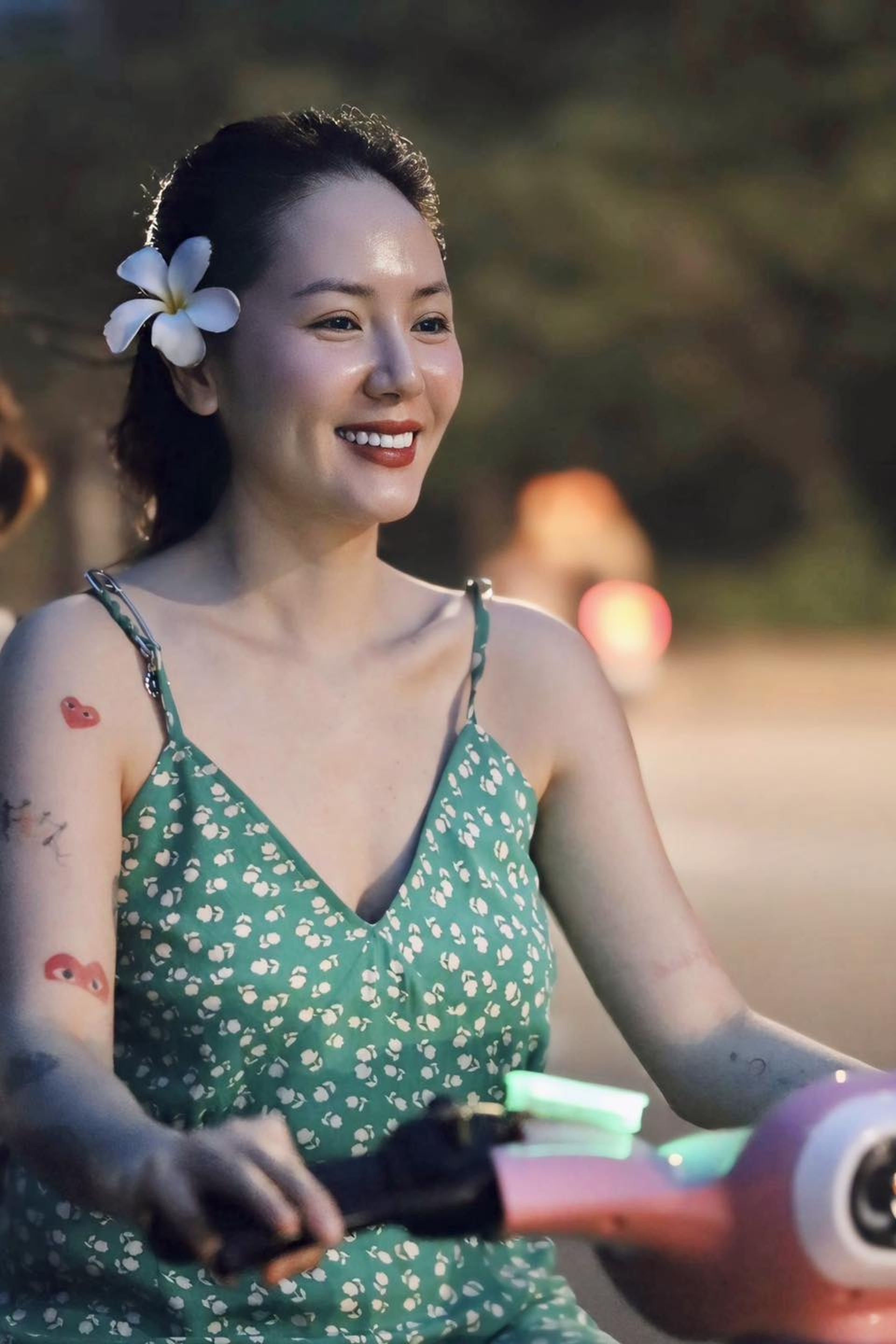 Phương Linh tuổi 41: Nhan sắc mặn mà, tự tin khoe tóc bạc, da rạn - 9 Phương Linh tuổi 41: Nhan sắc mặn mà, tự tin khoe tóc bạc, da rạn - 9