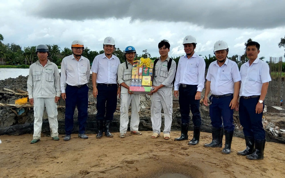 Ngành điện miền Nam xuyên lễ trên những công trình lưới điện - 4 Ngành điện miền Nam xuyên lễ trên những công trình lưới điện - 4
