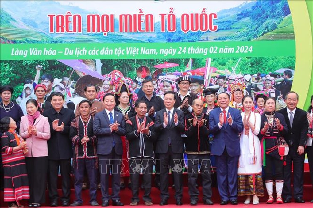 Chủ tịch nước dự Ngày hội sắc xuân trên mọi miền Tổ quốc - 5 Chủ tịch nước dự Ngày hội sắc xuân trên mọi miền Tổ quốc - 5