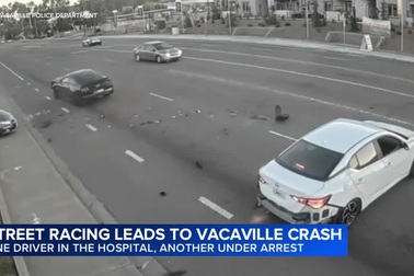 Hai xe thể thao rượt đuổi nhau, lao vào xe đang dừng chờ đèn