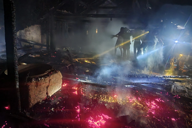 Cả bản chữa cháy nhà dân trong đêm, cứu vợ chồng ông lão 73 tuổi