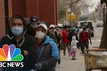 “Điêu đứng” vì Covid-19, người Mỹ xếp hàng dài nhận trợ cấp lương thực