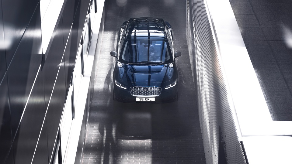 Jaguar I-Pace thông minh hơn, sạc điện nhanh hơn - 8 Jaguar I-Pace thông minh hơn, sạc điện nhanh hơn - 8