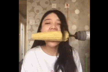 Clip “cô gái nhận kết đắng vì học theo trào lưu trên mạng” gây sốt tuần qua