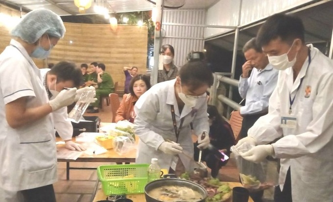 Lực lượng chức năng kiểm tra nồi lẩu ở quán vỉa hè. Ảnh: L.D