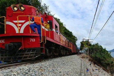 Chính thức thông tuyến đường sắt Bắc - Nam sau 10 ngày “tê liệt” vì bão