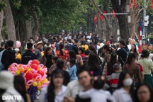 Dòng người ùn ùn đổ về các khu vui chơi, phố đi bộ Hồ Gươm chật như nêm