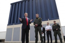 Ông Trump thị sát tường biên giới gây tranh cãi với Mexico