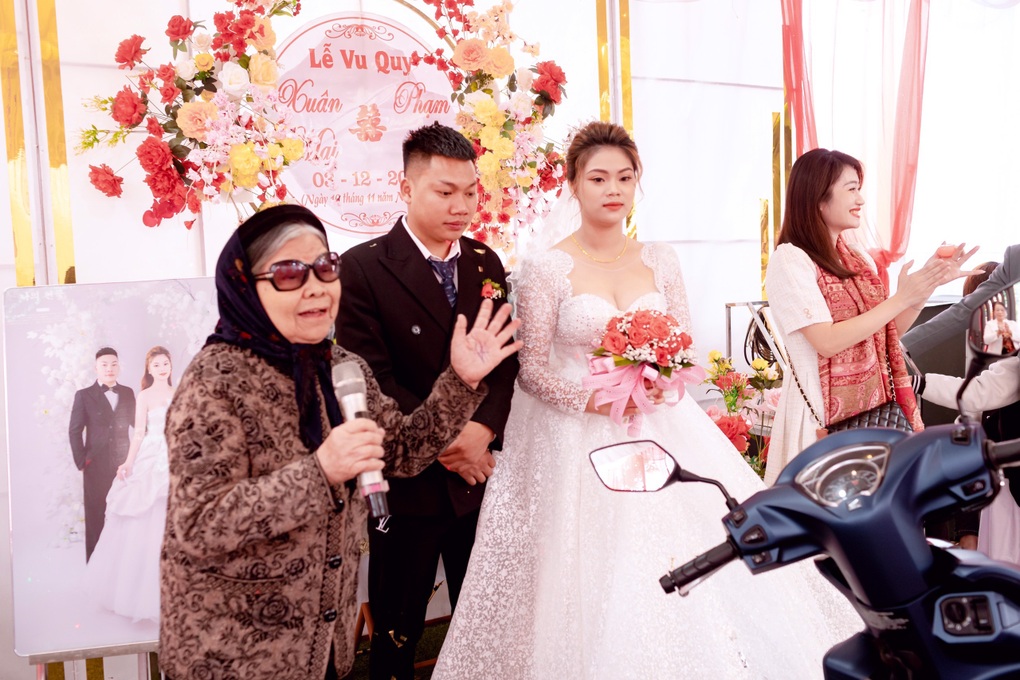 Cô gái mồ côi cha mẹ được bà tặng cả xe lẫn vàng trong ngày cưới - 1 Cô gái mồ côi cha mẹ được bà tặng cả xe lẫn vàng trong ngày cưới - 1