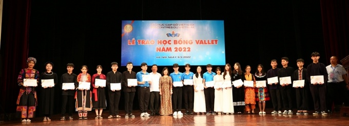 Lễ trao học bổng cho các em học sinh.