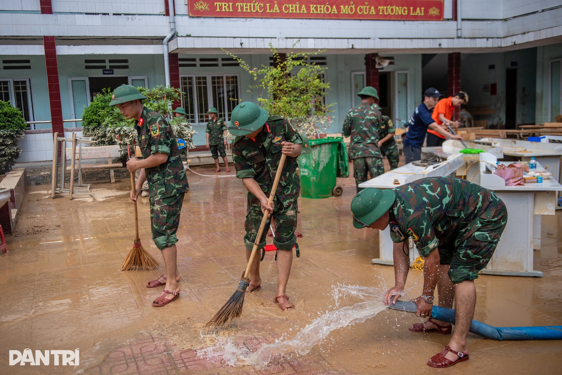 ថៃ ង្វៀន៖ សាលារៀនលិចក្នុងភក់ បន្ទាប់ពីទឹកស្រកចុះ - ៣ Thái nguyên: Trường lớp ngập trong bùn lũ sau khi nước rút - 3