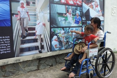 Câu chuyện người khuyết tật "sống và làm" qua ảnh