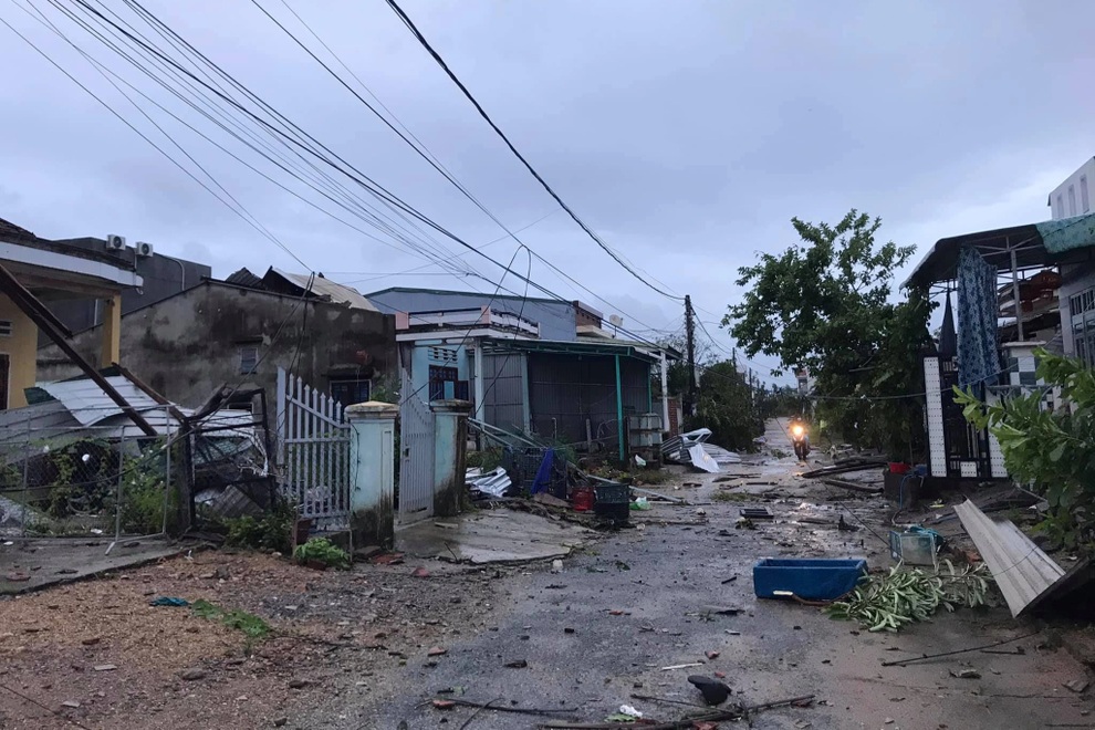 Lốc xoáy giật tung mái 50 nhà dân trong đêm - 1