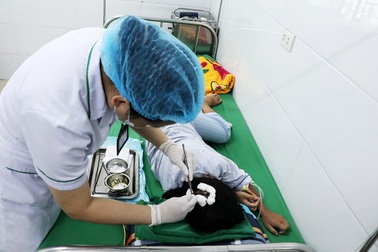 Sức khỏe của bé bị cha dượng dùng búa đánh vào đầu hiện ra sao?