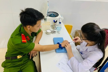 Hai chiến sĩ cảnh sát hiến máu cứu cụ bà qua cơn nguy kịch