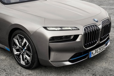 Thiết kế đèn pha bằng pha lê Swarovski cầu kỳ của xe điện hạng sang BMW i7
