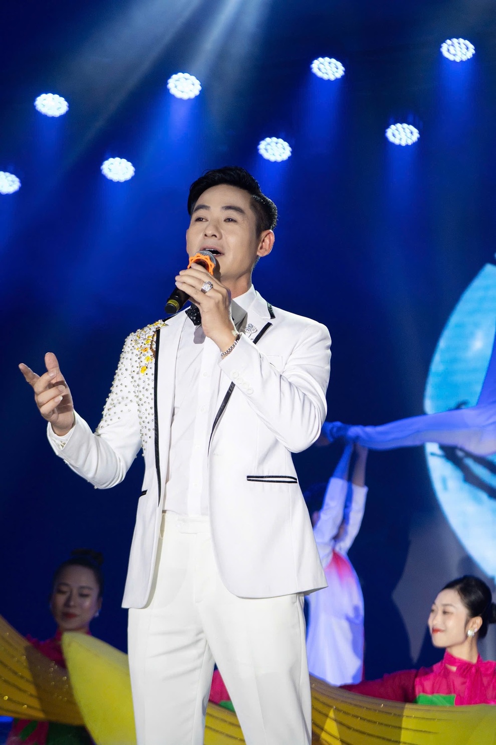 Famous singer Tuan Vu sings a duet with Bolero Champion Nguyen Ngoc Khanh - 3 Danh ca Tuấn Vũ song ca cùng Quán quân bolero Nguyễn Ngọc Khánh - 3