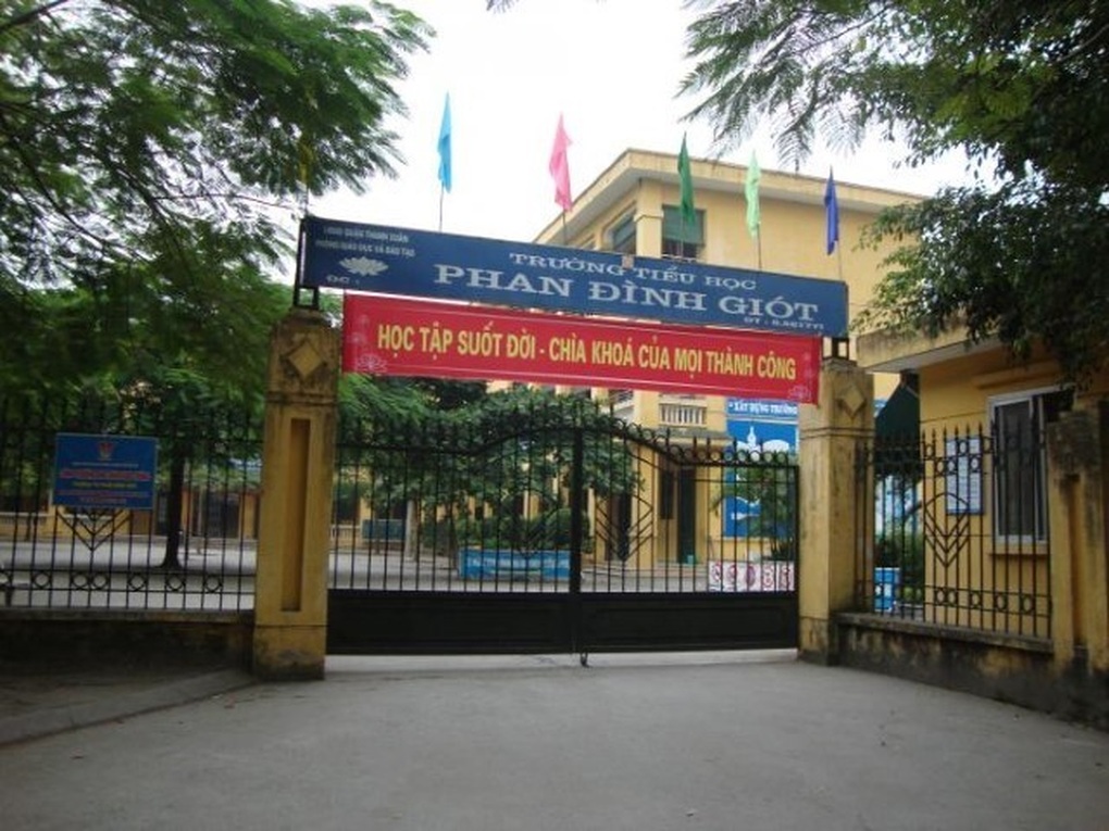 Vụ chủ nợ của phụ huynh đòi đón học sinh lớp 2: Nhà trường bị vạ lây - 1 Vụ chủ nợ của phụ huynh đòi đón học sinh lớp 2: Nhà trường bị vạ lây - 1
