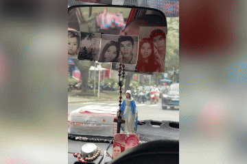 Tài xế công nghệ khiến hành khách bất ngờ vì xe dán đầy… ảnh vợ - 1 Tài xế công nghệ khiến hành khách bất ngờ vì xe dán đầy… ảnh vợ - 1