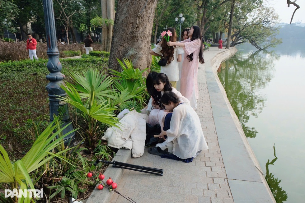 Hơn một tháng trước Tết, Gen Z chi tiền triệu chụp bộ ảnh áo dài tại Hà Nội - 4