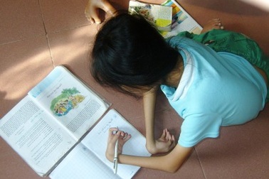 Cô bạn tật nguyền ham mê học chữ, vẽ tranh