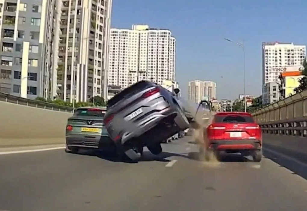 Tài xế ô tô con nghi buồn ngủ, lái xe chồm về phía trước, tông trúng 2 ô tô - 1