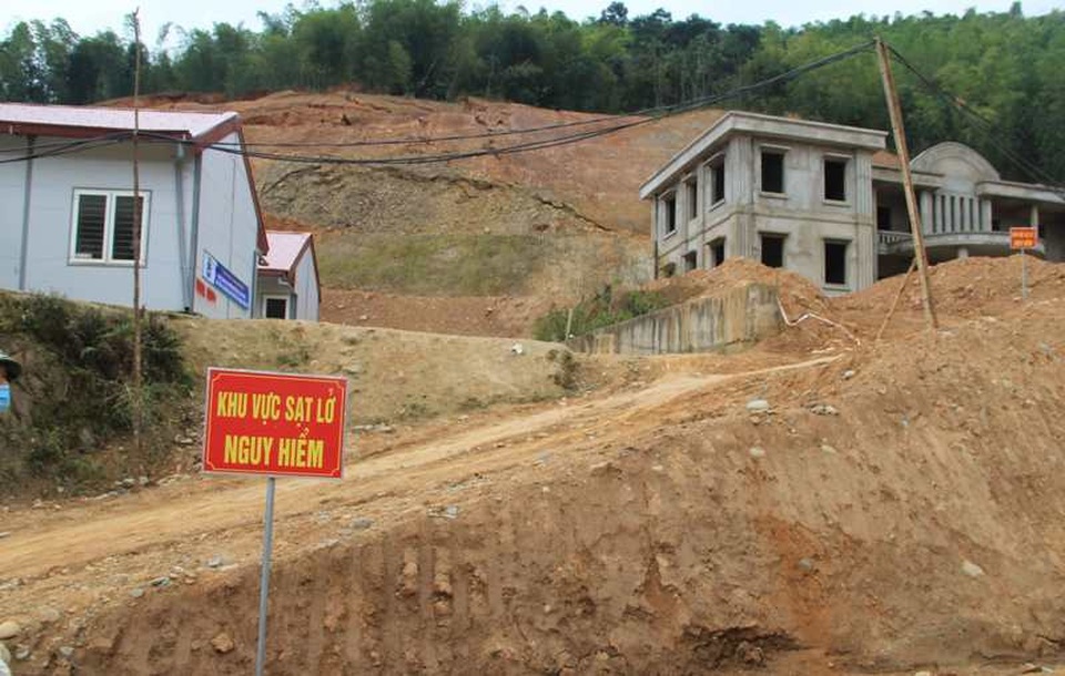 Khẩn trương khắc phục nguy cơ quả đồi sắp đổ xuống trường học, công sở - 1 Khẩn trương khắc phục nguy cơ quả đồi sắp đổ xuống trường học, công sở - 1