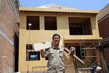 Người cha thợ mộc tự dựng nhà gỗ tiện nghi làm quà cưới cho con trai