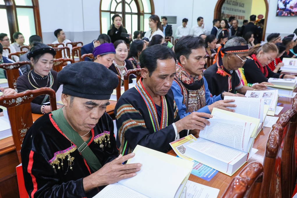 Ra mắt sách của Tổng Bí thư về phát huy đại đoàn kết dân tộc - 4 Ra mắt sách của Tổng Bí thư về phát huy đại đoàn kết dân tộc - 4