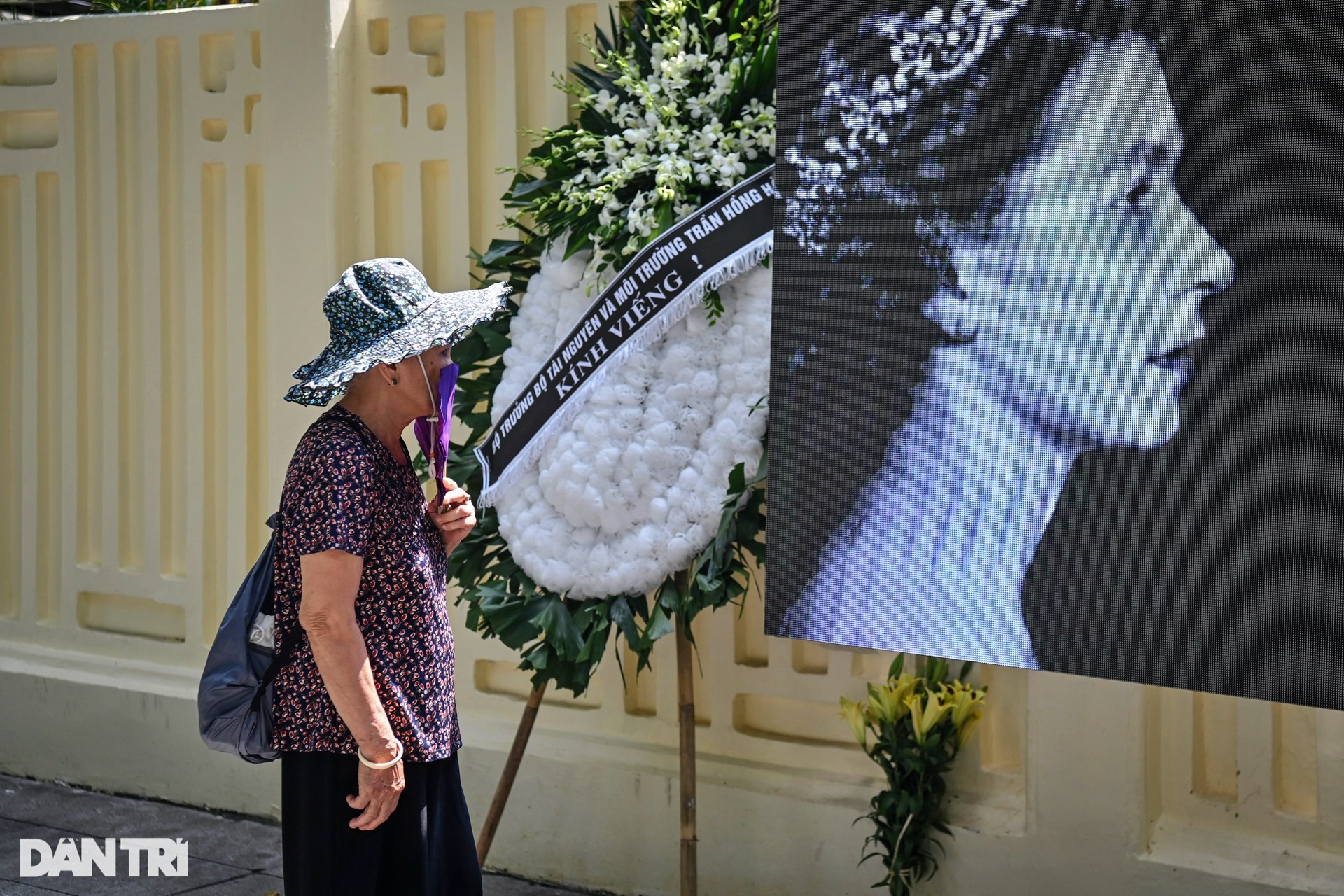 Người dân tiếc thương, viết sổ tang viếng Nữ hoàng Elizabeth II tại Hà Nội - 11 Người dân tiếc thương, viết sổ tang viếng Nữ hoàng Elizabeth II tại Hà Nội - 11