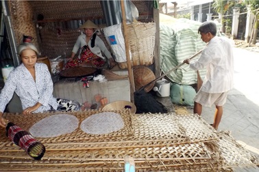 Làng bánh tráng lớn nhất miền Tây vào mùa “hốt bạc”