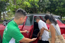 "Nở rộ" dịch vụ lái xe hộ cho khách nhậu tránh bị CSGT phạt