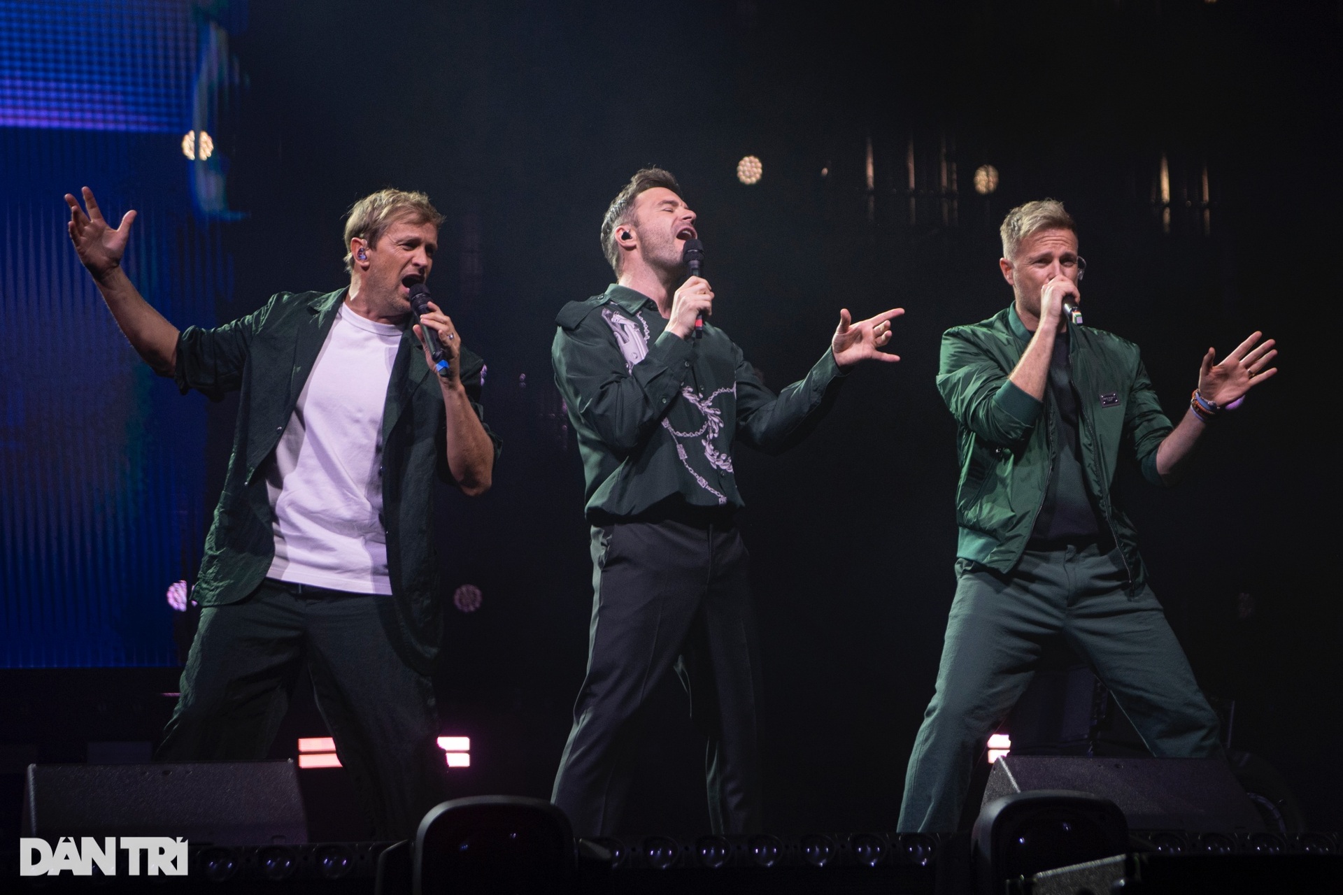 Westlife nói Tôi yêu Hà Nội, ôm fan nữ hát khiến 8.000 khán giả dậy sóng - 7 Westlife nói Tôi yêu Hà Nội, ôm fan nữ hát khiến 8.000 khán giả dậy sóng - 7