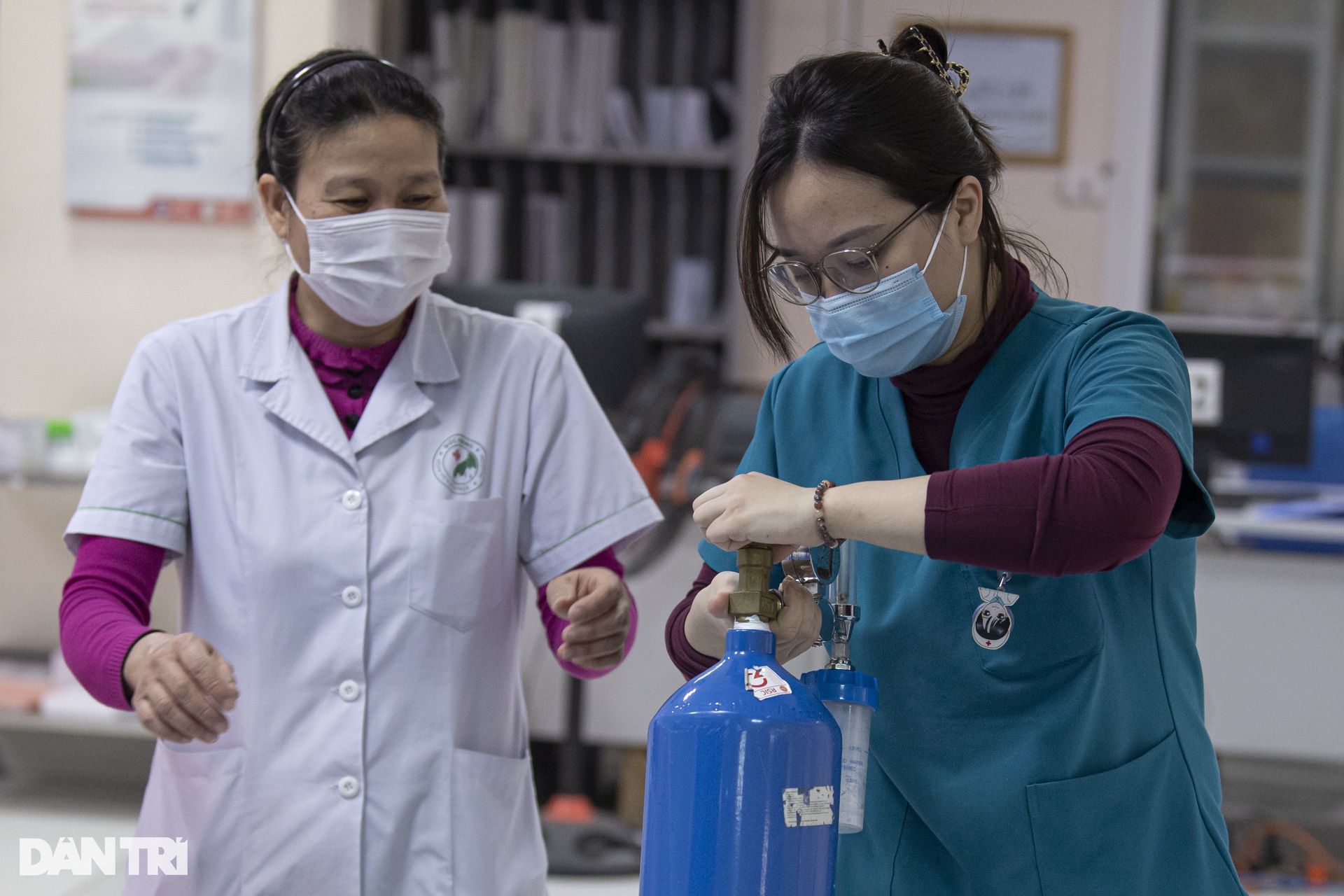 Đêm trắng cấp cứu: Chân không nghỉ, đèn không tắt trên đường đua sinh mệnh - 18 Đêm trắng cấp cứu: Chân không nghỉ, đèn không tắt trên đường đua sinh mệnh - 18